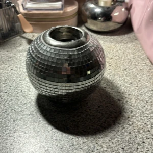 Discokula-ljusstake - Min gammla ljustake från julas som inte e min typ av stil? Kan bara ha platta ljus i sig, inte stavljus!!🕯️💡
