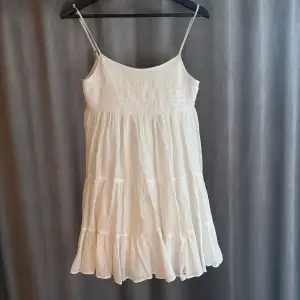Populär vit zara klänning i storlek XS. Klänningen har justerbara band över axlarna vilket gör det möjligt att välja vilken längd man vill ha. 