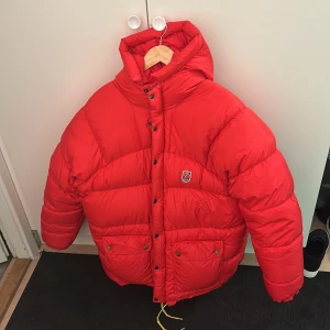 Fjällräven jacka röd  - Bra skick! Storlek L, väldigt stor så större storlek kan också ha den några små fläckar på få ställen annars är den sågott som ny. Hör av dig vid intresse! 