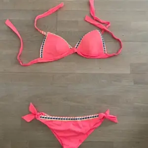 Superfin korallrosa färgad bikini i stolek S. Hör av er vid frågor!