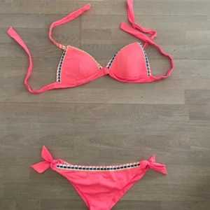Korall bikini calzedonia - Superfin korallrosa färgad bikini i stolek S. Hör av er vid frågor!