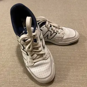 New Balance sneakers i vitt och marinblått storlek 37.5. Väldigt fint skick, knappt använda då de var lite för små. Helt oanvänd innersula då de alltid använts med egna inlägg 