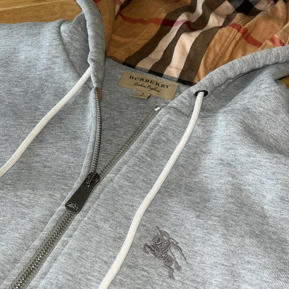 Säljer nu min Burberry zip hoodie för den kommer inte till användning lika mycket Tröjan är i storlek S men passar även M. Skick 9/10 inga hål eller fläckar. Hör av er vid mer frågor MVH Victor. Hoodies.
