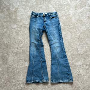 Ett par jeans från Lindex, med fickor och en rand i mitten på benet. Väldigt bra skick, har används få gånger!☺️