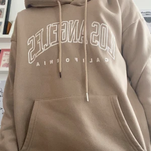 Hoodie beige  - Hoodie beige vit text ”los angeles ”
