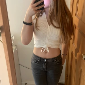 Fin hm topp💕 - Jätte fin topp från hm som man kan ändå stolen om man drar i banden  andvänder den aldrig så aa😻