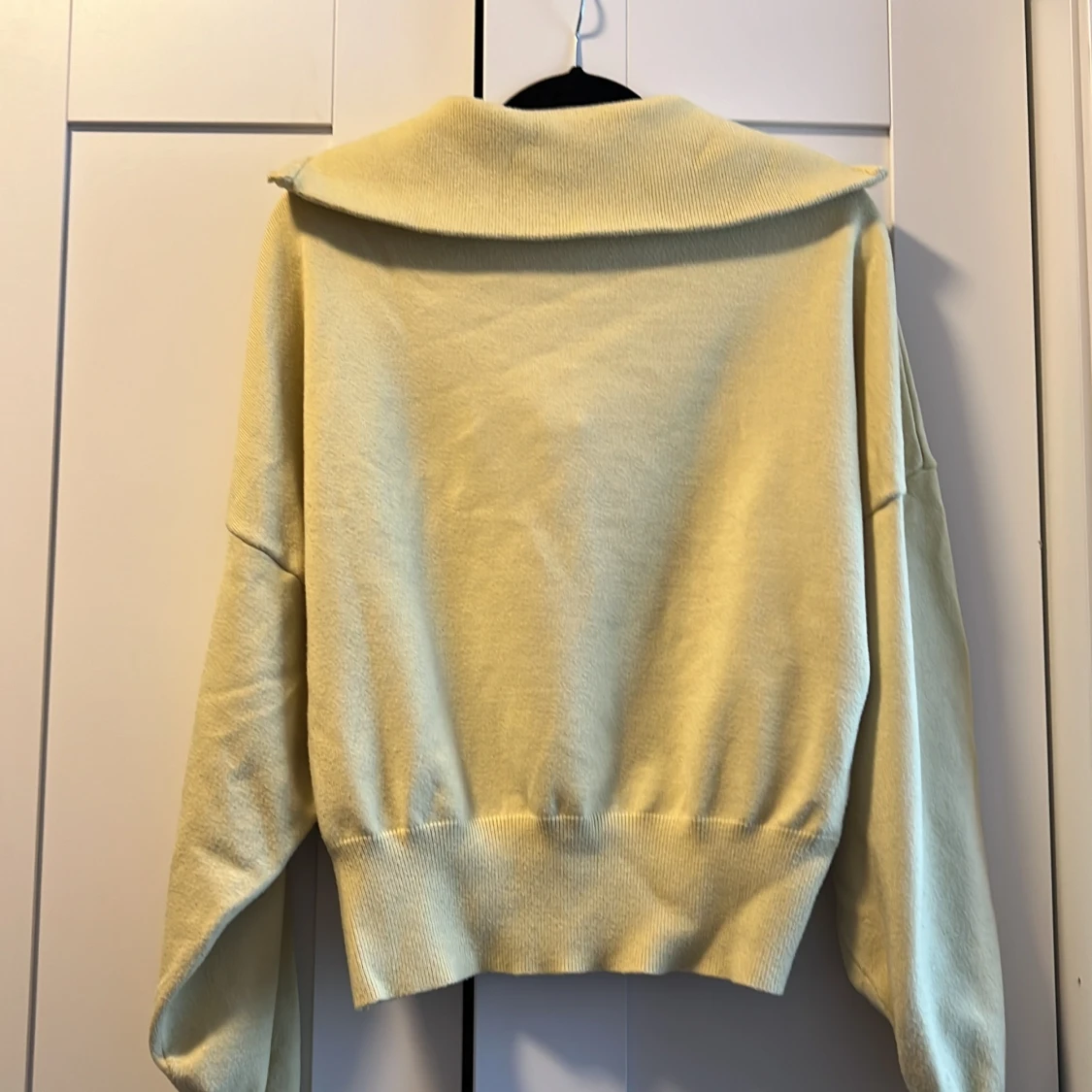 Gul stickad tröja - 93