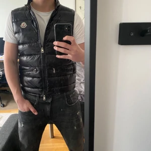 Moncler väst - Tjena, säljer min svarta moncler väst i storlek M men passar även stora S. Väldigt fet nu inför våren, nästan helt oanvänd. Pris kan diskuteras vid snabb affär
