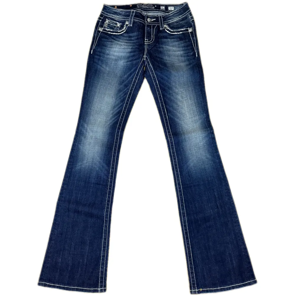 Miss Me jeans i modellen ”signature/boot” midjemåttet rakt över är 38cm. Ytterbenet 110cm och innerbenet 89cm. Jeansen är som helt nya. Kontakta vid intresse!. Jeans & Byxor.