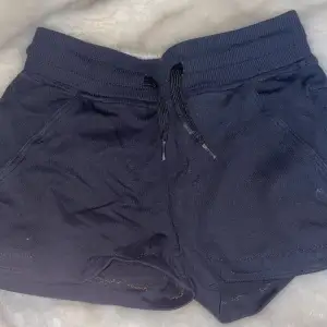 Svarta tränings shorts från ett märke som heter CHNK. Sömmen vid benen har lossat lite, men inget som syns❤️