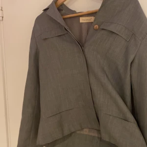 Grå kavaj  - Grå kavaj i väldigt bra skick