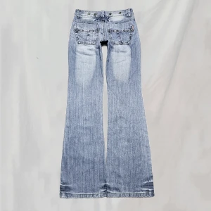 Jeans - Midja: 68,5 innerben:80 Jeans med detaljer. Sitter midwaist och lite bootcut. Storlek w26. Lite smånötta, saknas några stenar, men överlag fint skick!🤍