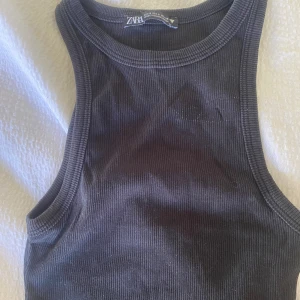 Svart topp - Enkel topp från zara, använder inte längre. Pris går att diskutera och skriv vid frågor.