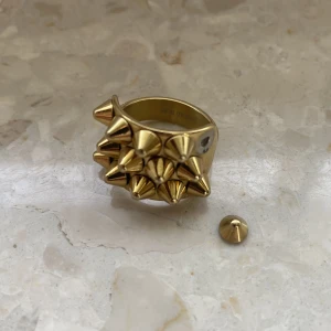 Eldblad peak ring - Edblad ring i rostfittstål med 14k guldplätering. Storlek S (16,8mm). En nit har lossnat men går att limma fast, därav priset. 