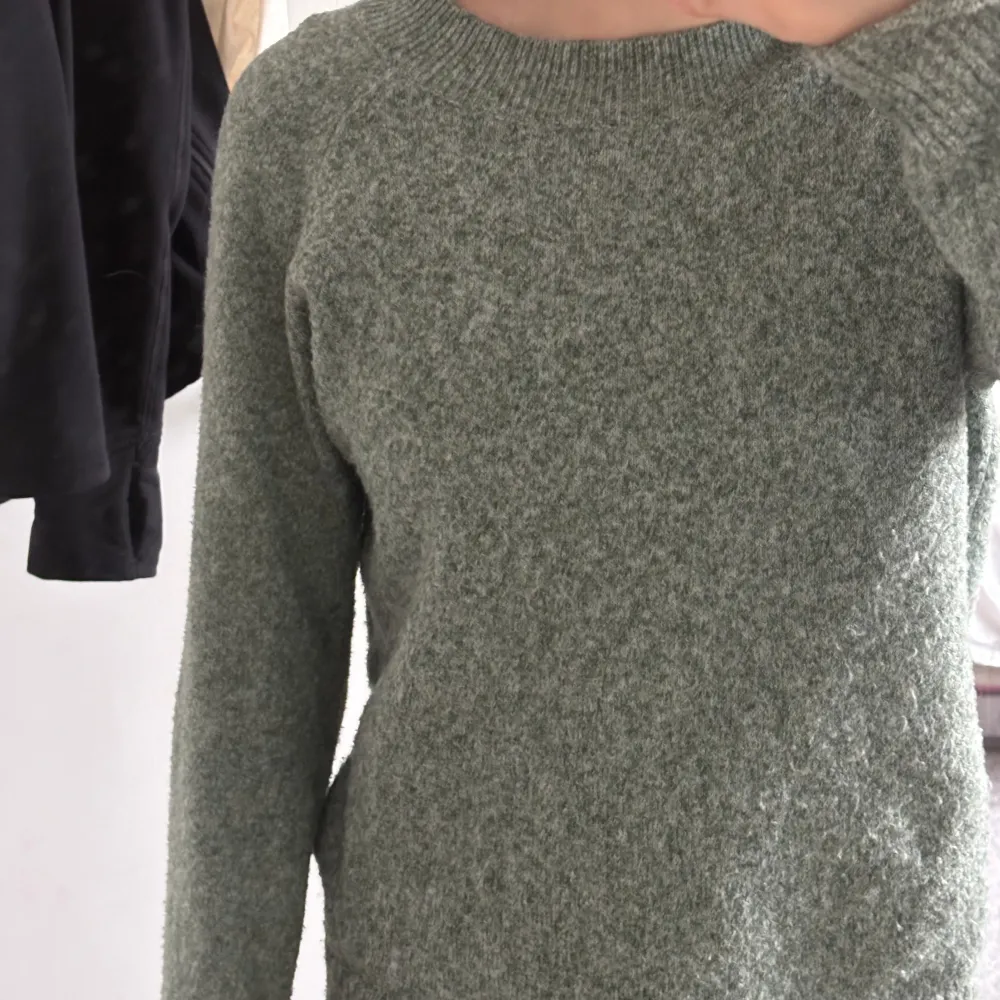 Superfin grön stickad tröja från vero moda i mycket bra skick. Jättemjuk och inte nopprig. Köpt för 250kr. Tröjor & Koftor.