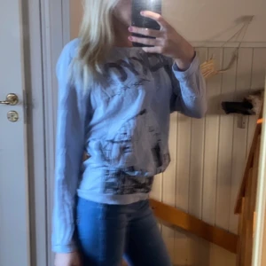 Tröja - Blå tröja i storlek 170.