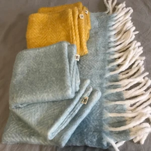 Pläd + 4 kuddfodral i äkta ULL  - Säljer dessa kuddfodral och en pläd som är helt nya. 50x50, 150x130.  De är gjorda av ren ull från FRÖKEN ALFRIDA. De är ej billiga i inköp. Passar perfekt till sommarkvällar ute på altanen elle uterummet. Uppackade från förpackning för bilderna. 