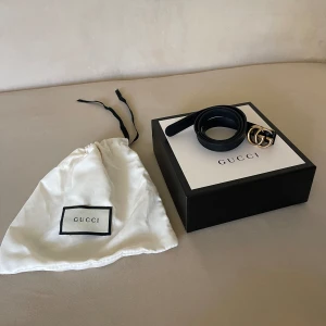 Gucci Bälte (äkta) - Säljer ett bälte från Gucci (äkta) då jag tyvärr inte längre använder det💕Storlek 65. Svart och guld. Beställt från Guccis egna hemsida. Box samt dustbag ingår i priset. Kvitto samt äkthetsbevis finns.   