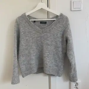 Säljer den här mysiga gråa stickade tröjan från Selected Femme i storlek Medium. Tyvärr för stor på mig så den är oanvänd💘