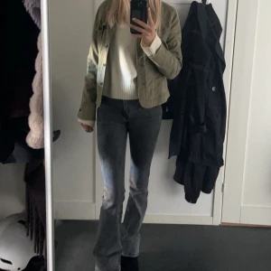 Gråa jeans  - Snygga och trendiga jeans. Använda få gånger och därav inga defekter. Tjejen på bilden (min vän) är 170 cm. Skriv för fler frågor eller bilder