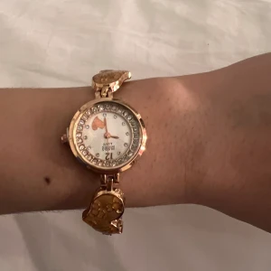 Dam klocka  - Armandsur med detaljer 