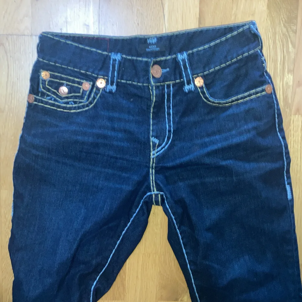 Säljer ett par tvär feta true religion jeans. Modellen är ricky relaxed straight fit. Storlek 32. Bra kondition. Kom dm om ni har fler frågor🔥🙏. Jeans & Byxor.