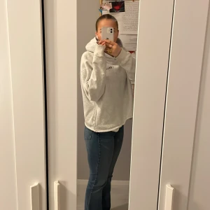 Kort hoodie med fickor - Grå bvaldi, kort hoodie. Använd några få gånger. Väldigt bra skick 