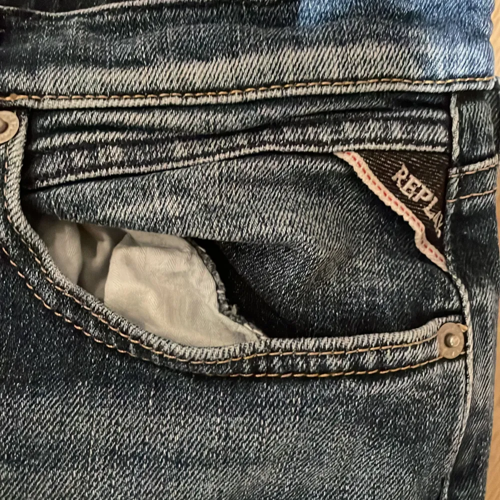 Ett par skit snygga Replay jeans som är mycket inne i stilen just nu. Inga skador eller defekter. Skriv om ni har frågor.. Jeans & Byxor.