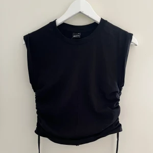 Svart topp med snörning, storlek xs  - Använd 3/4 gånger. Bra skick 