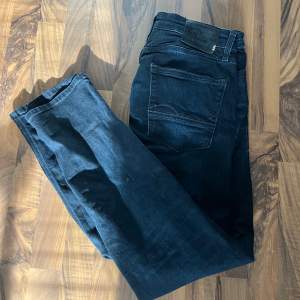 Sjukt snygga premium jeans från jack and Jones. Nyskick, används fåtal gånger. Original pris: 999kr. Hör av dig vid frågor!