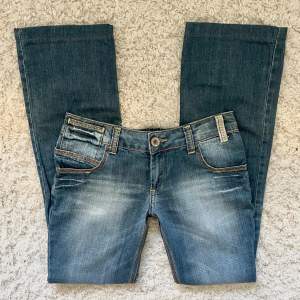 Lågmidjade jeans i strlk 27 x 34! Midjemåttet är 37 cm tvärsöver och innebenslängden är 78,5 cm 🩷🩷