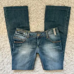 Lågmidjade jeans i strlk 27 x 34! Midjemåttet är 37 cm tvärsöver och innebenslängden är 78,5 cm 🩷🩷