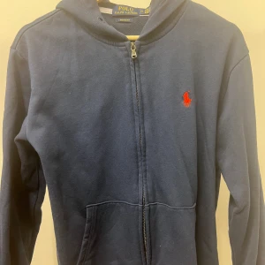 Ralph lauren zip - Säjler den här feta blåa Ralph lauren zip hoodien i nästan nyskick, inga defekter. Storlek M men passar S | Nypris 1700 | Kom PM för fler frågor, pris kan diskuteras vid snabb affär 💫