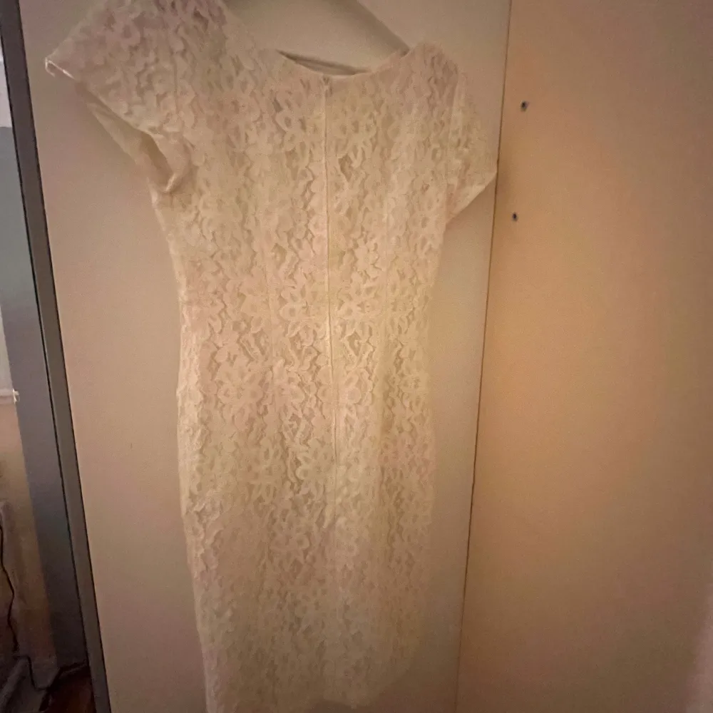 Super fin klänning💕 använt en gång och i super fint skick! Storlek 38 och säljs pga att jag aldrig använder den💕. Mekot.