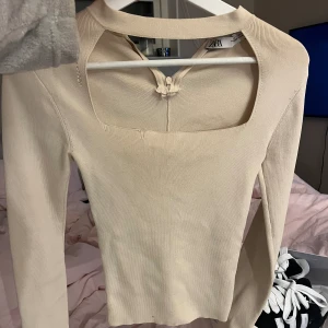 Zara tröja - Långärmad, fin tröja från zara som fungerar perfekt till fest och vardags! Har dock liten defektion vid urringningen (se bild)🙌🏻🌟