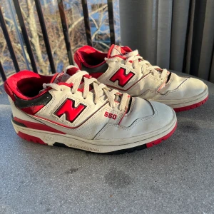 New Balance 550 - Dessa skor är i ett bra skick behövs bara byta skosnören om man vill. Skaffade nya skor och vill inte behålla dem.  Köpte dessa org för 1 300 kr på JD store. 