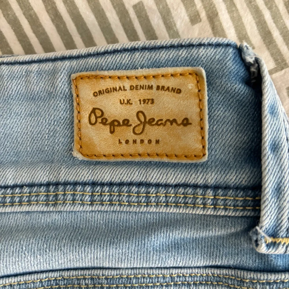 Jätte fina lågmidjade jeans från pepe! De är i jätte fint skick och har bara använts en gång💓 Köp sker via ”köp nu”, skriv om det är något du funderar på💕. Jeans & Byxor.