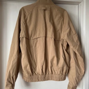 Beige Bomberjacka i trenchtyg - Från Gant i herrmodell i strl M, passar en storlek S-L