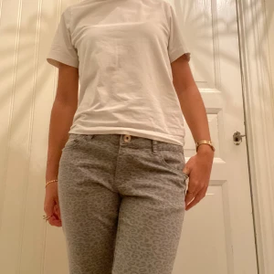 Jeans - Så coola leopardbyxor i grått ⭐️🐆 De är lågmidjade och har en lite cool dragkedjedetalj vid anklarna  Tveka inte att höra av er vid frågor eller fler bilder ❣️