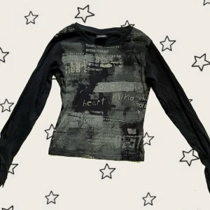 Lång ärmad ”grunge grathic topp”💕 - Svart/grön long sleeve 💕Bra skick! Priset går att diskutera💕säljer för att den tyvärr inte kommit till användning så mycket.  Köpte ifrån Minga London original pris: 499. 