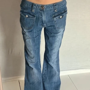Coola jeans - Så snygga jeans som inte kommer till användning. 🙌🏼❤️ superbra skick! (Lånade bilder) Innerbenslängd: 81 cm Midja: 40 cm 💗💗