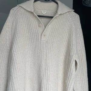 Stickad tröja Arket - Stickad tröja som använts ett fåtal gånger! Riktigt fint skick o nästan som ny! 