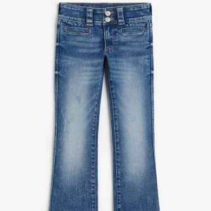 Jättesnygga bootcut jeans från hm med knappar på fickorna där bak. Slut i alla storlekar och nypris är 280kr. Endast använda 3 gånger. Pris kan diskuteras.