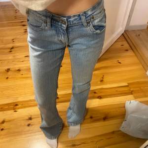 Lågmidjade flare jeans i ljudblå färg.Två små fläckar men syns it alls mycket🤗 (Bild 5) Midja 32cm , Innerbenslängden 80cm❣️