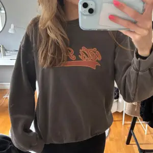 Säljer denna coola vintage liknande sweatshirt från Urban outfitters!!