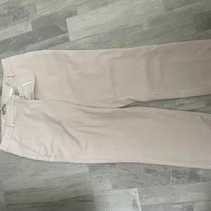 Kostymbyxor  - Som nya, upptäckte en liten fläck som borde gå bort i tvätten 