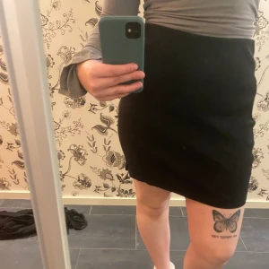 Svart kjol - Kjol i svart som jag knappt använt, säljer då jag tycker den är för stor men annars är den hur fin som helst.☺️