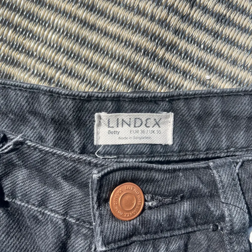 Svarta jeans i fint skick, en croppad modell . Jeans & Byxor.