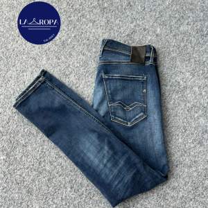 Replay anbass jeans i fint skick med en go passform! Modellen på bilden är 178 och väger 74kg. Kontakta oss för fler frågor och funderingar!🤩