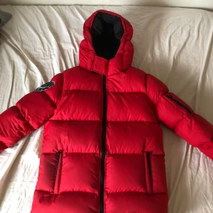 Vinterjacka - Röd vinterjacka från Sweden design. Håller värmen väldigt bra, storlek S.